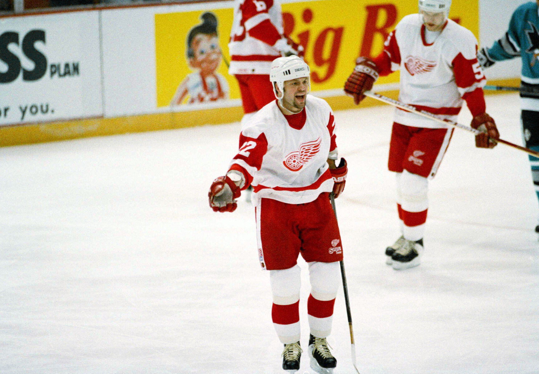 1994: Dino Ciccarelli becomes 19th NHL player to score 500 career goals